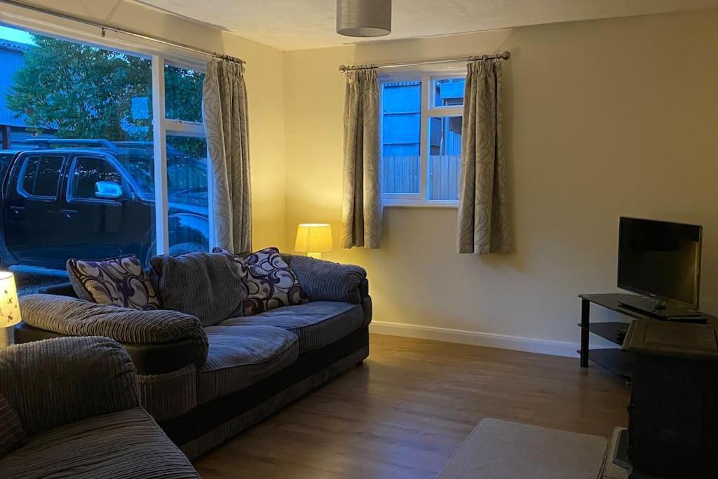 Cheerful 3 Bedroom Bungalow With Indoor Fire Place Gloucester Buitenkant foto