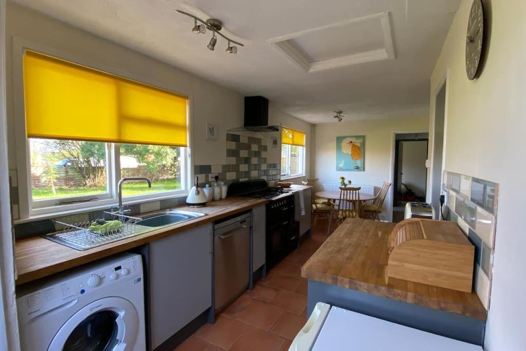 Cheerful 3 Bedroom Bungalow With Indoor Fire Place Gloucester Buitenkant foto