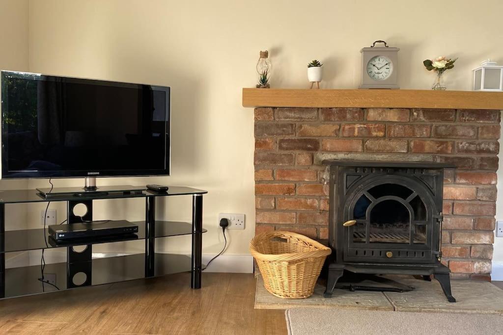 Cheerful 3 Bedroom Bungalow With Indoor Fire Place Gloucester Buitenkant foto